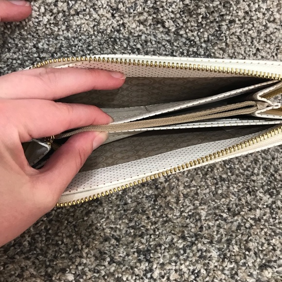 PRICE DROP 🎉 Wallet Set - White & Gold - Picture 9 of 9